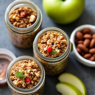 Gesunde Brainfood Auswahl mit Nüssen und frischem Obst